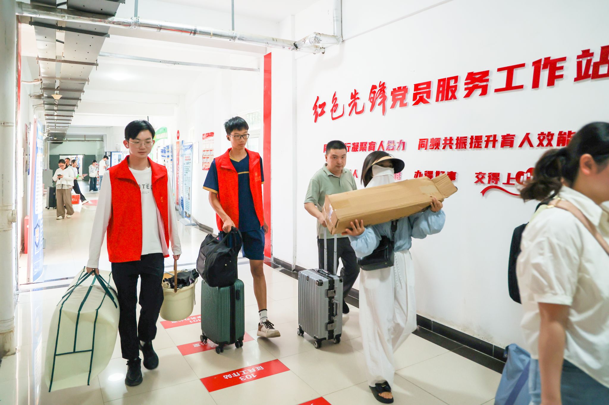 金沙6165总站线路检测发挥“党员先锋岗”的实践教育作用.jpg 金沙6165总站线路检测发挥“党员先锋岗”的实践教育作用.jpg